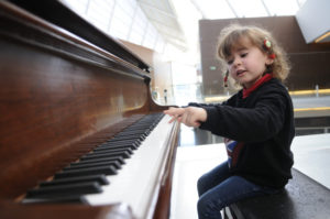ילדה מנגנת פסנתר